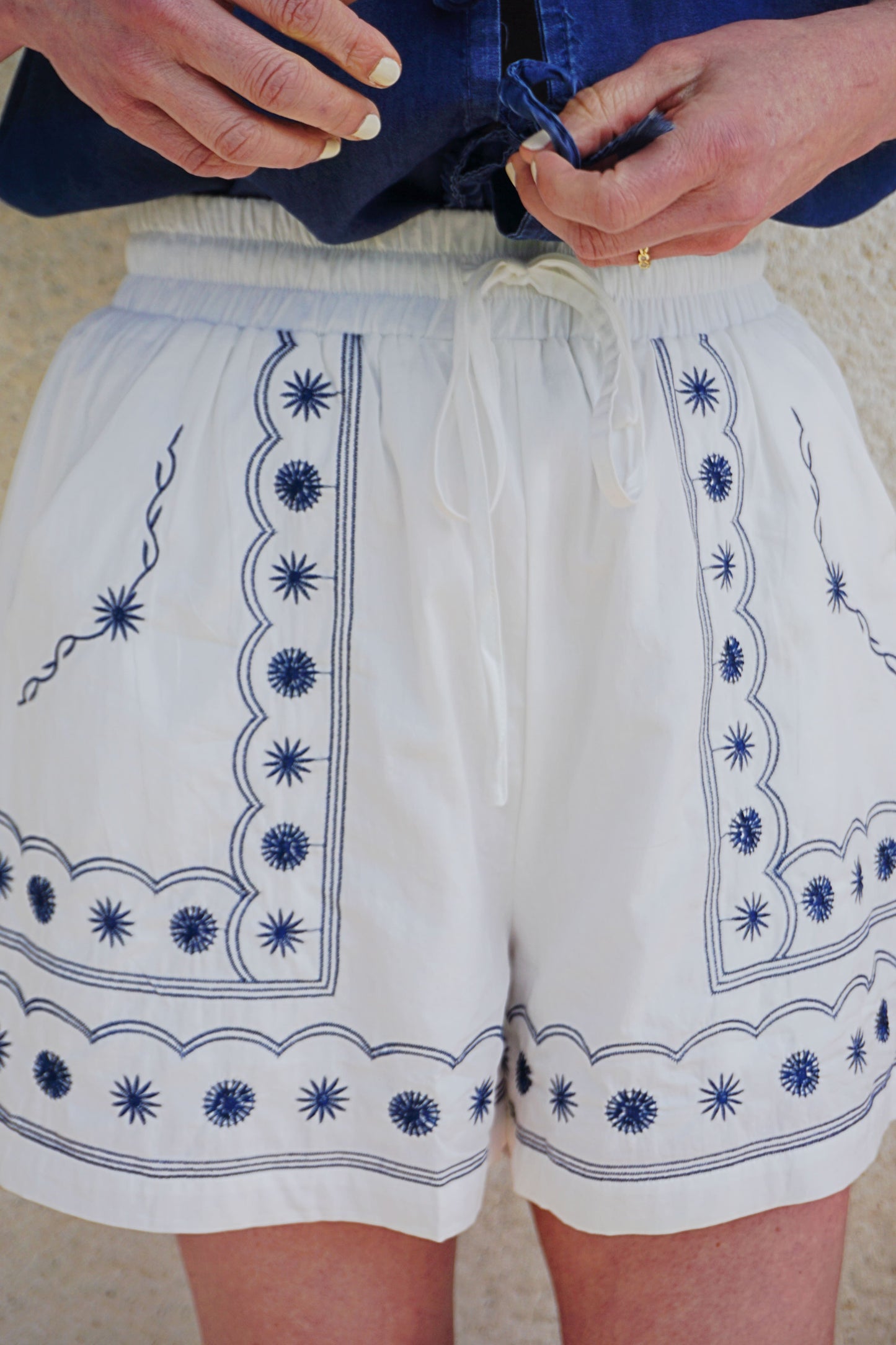 Short blanc motifs soleils bleu marine coton