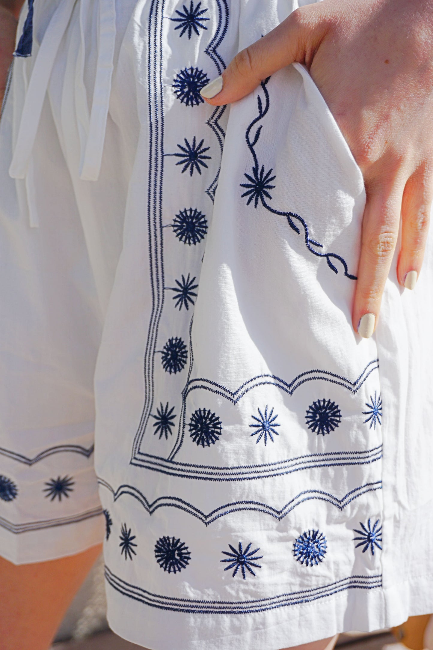 Short blanc motifs soleils bleu marine coton