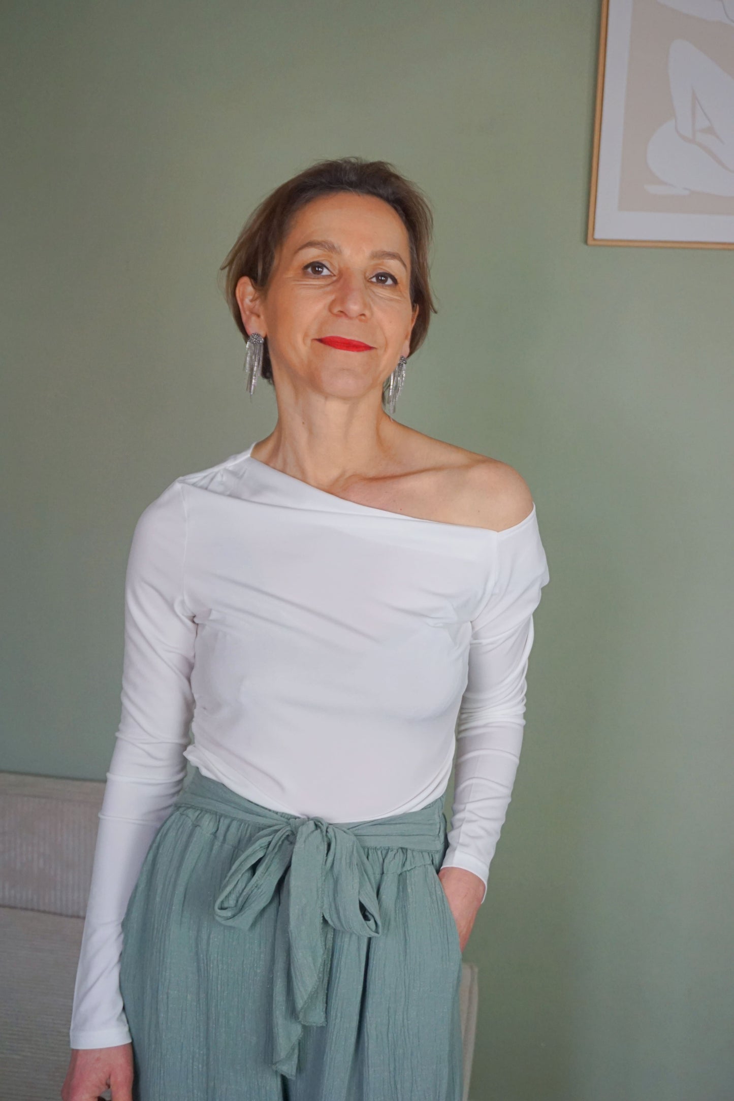 Top blanc épaule dénudée asymétrique