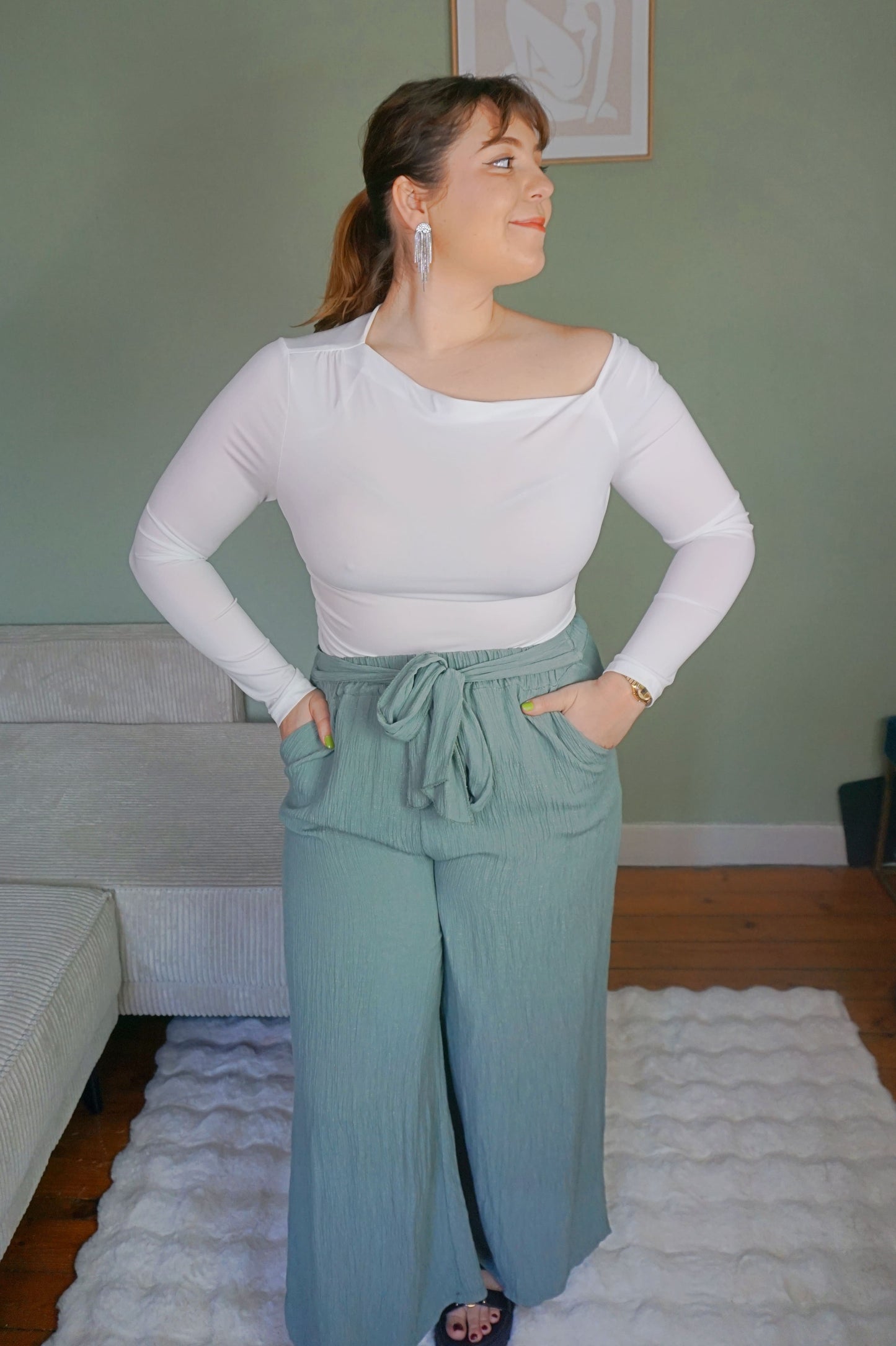 Top blanc épaule dénudée asymétrique