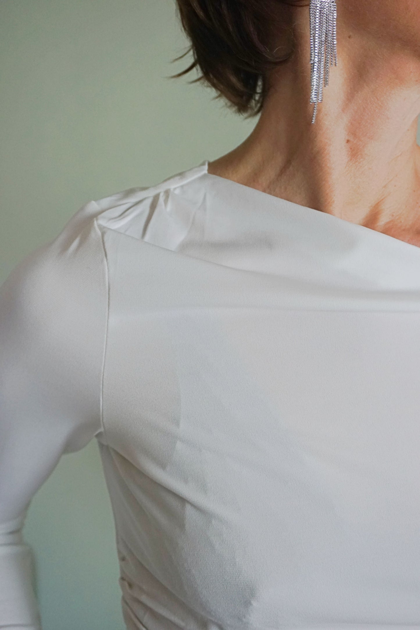 Top blanc épaule dénudée asymétrique
