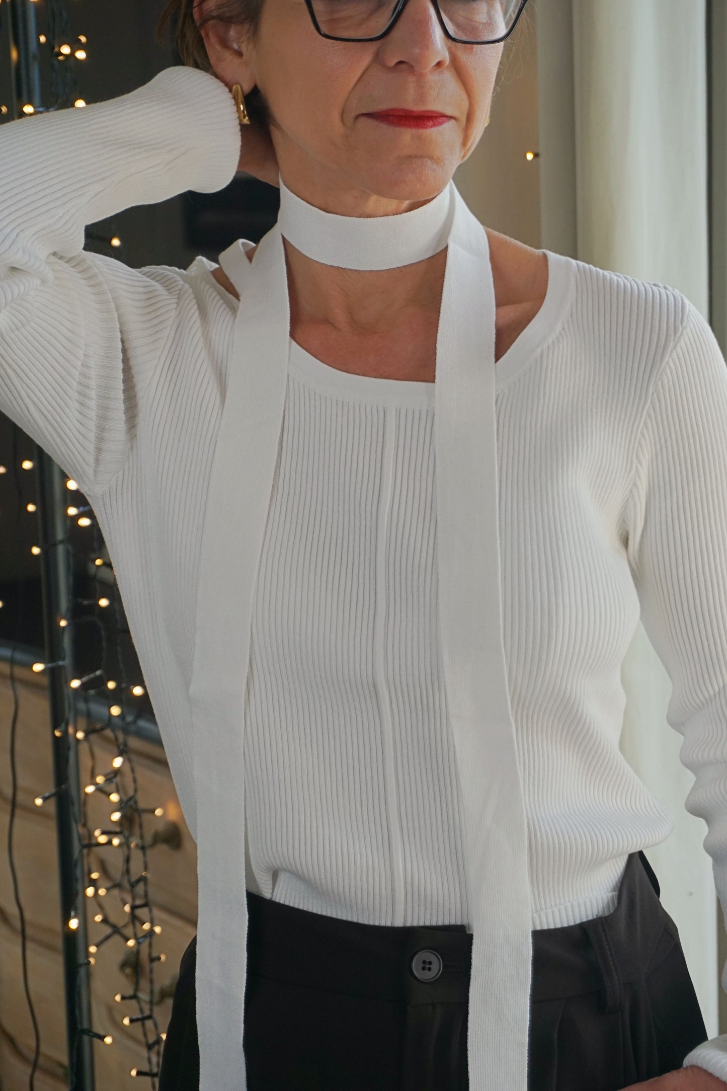 Top blanc ouverture épaule et écharpe