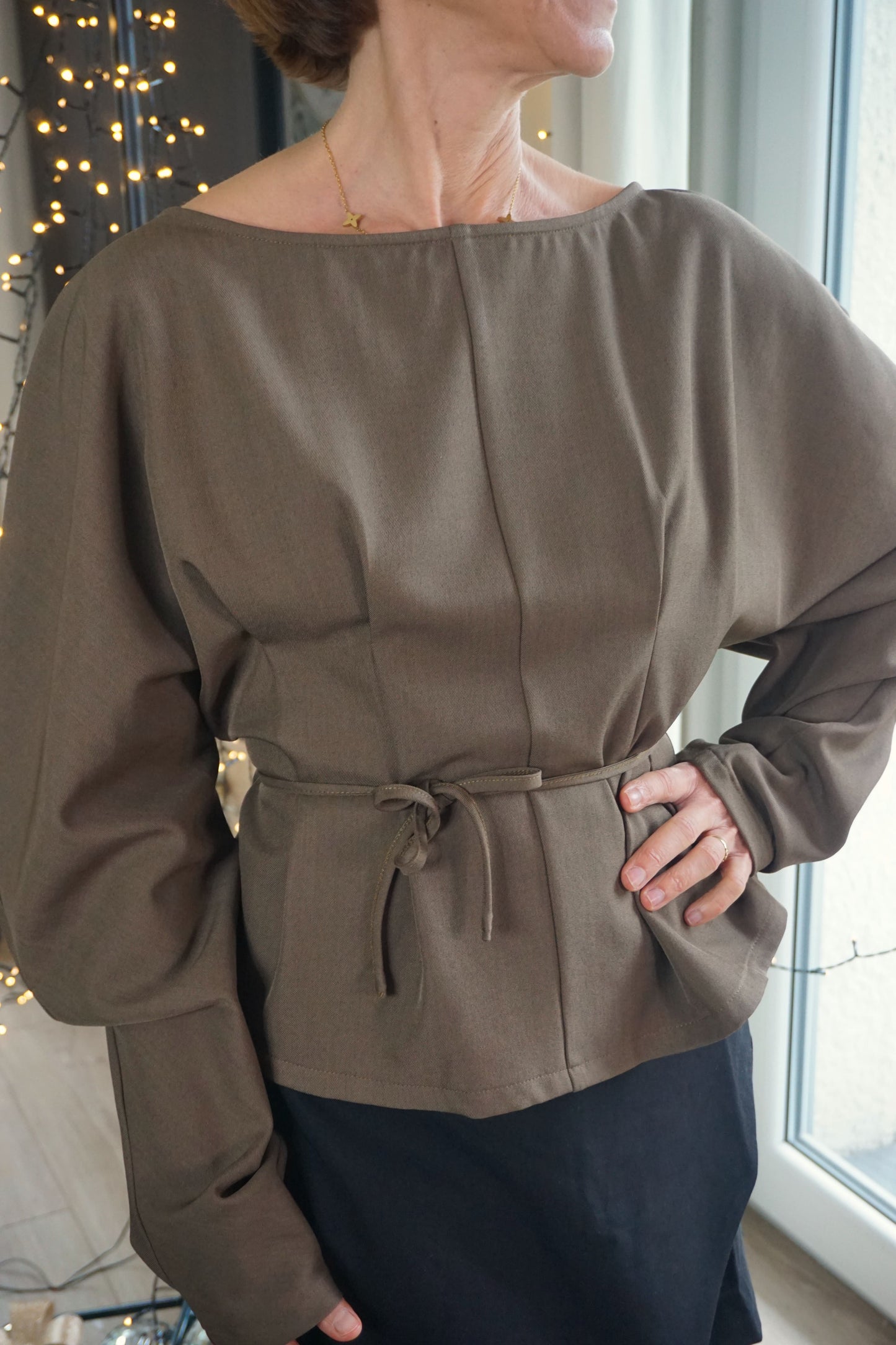 Top cintré à pinces taupe foncé