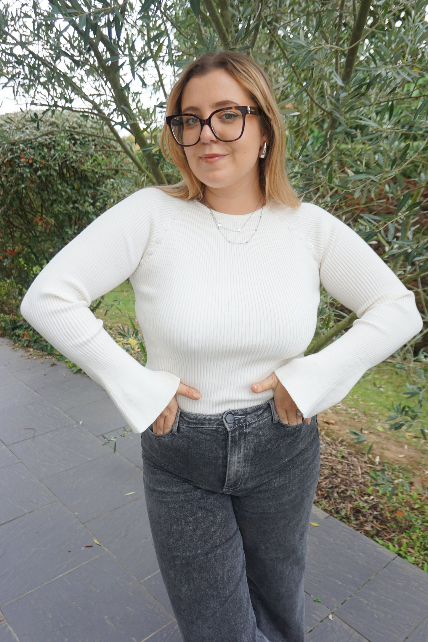 Top crème manches évasées et boutons