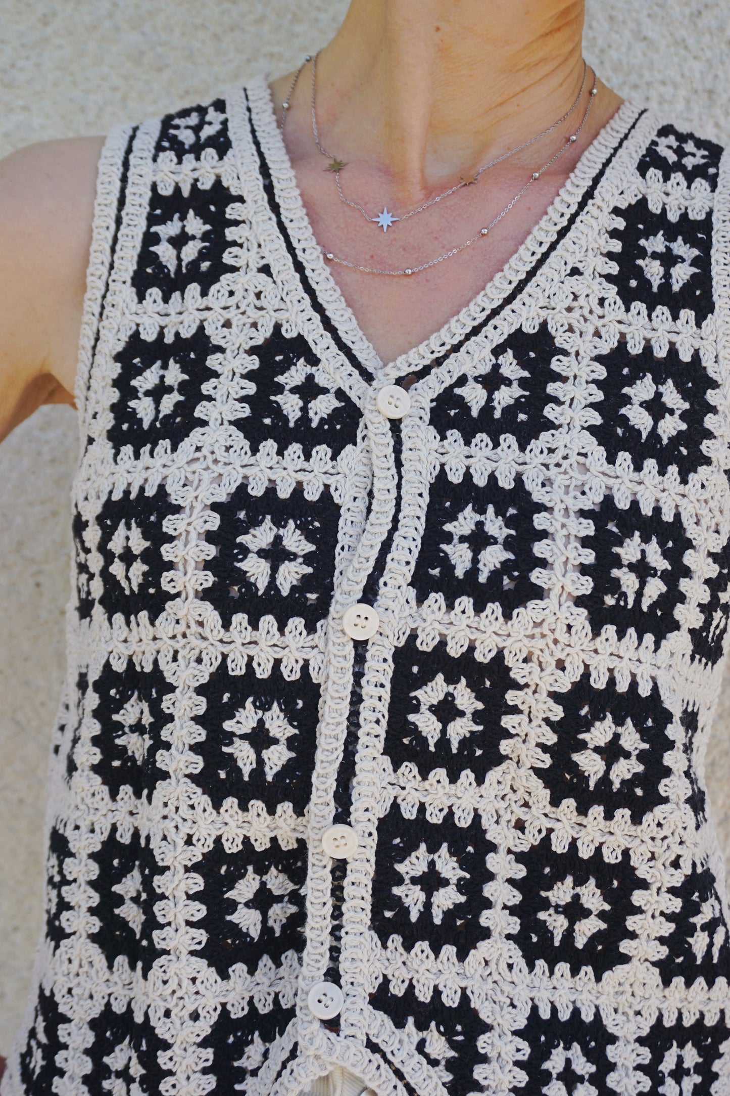 Top gilet crochet noir et crème