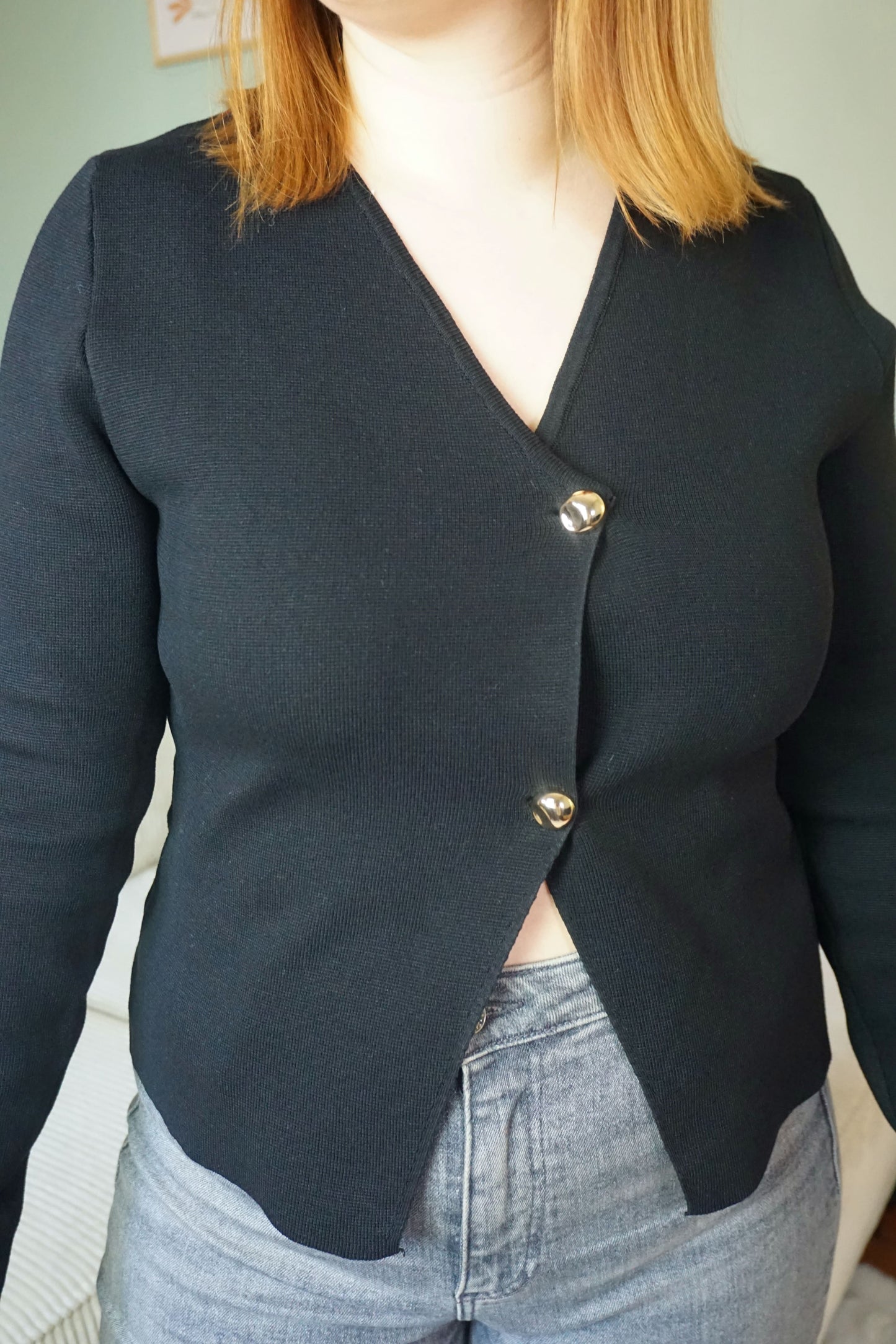 Top noir ouvert boutons dorés