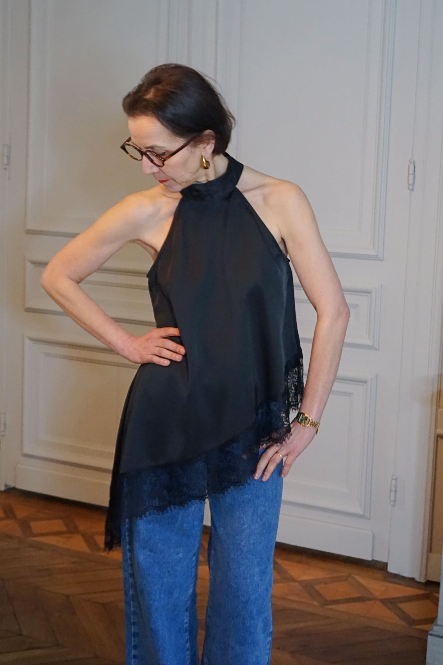 Top satiné noir asymétrique dentelle