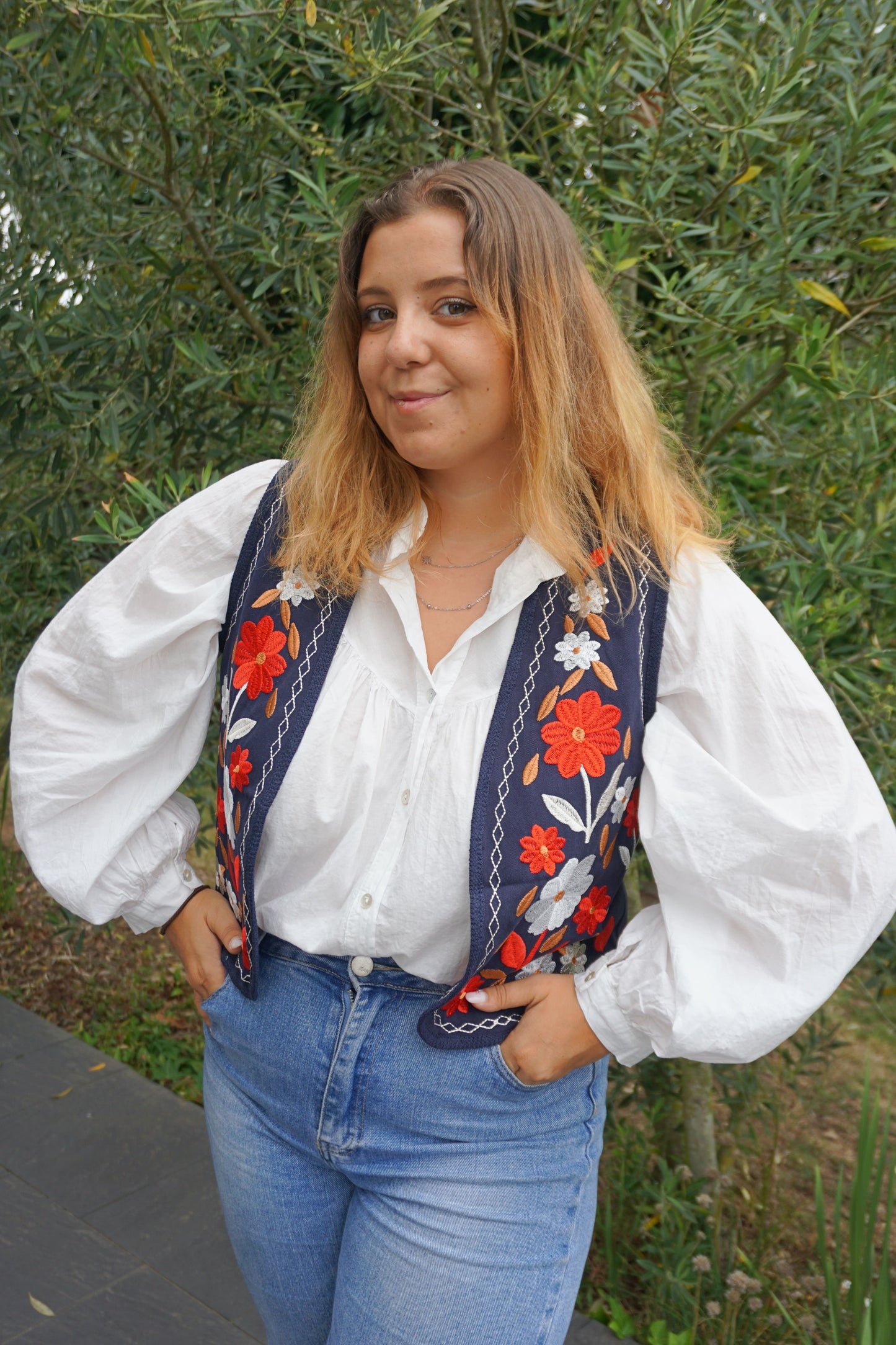 Veste gilet boléro bleu marine broderies fleurs