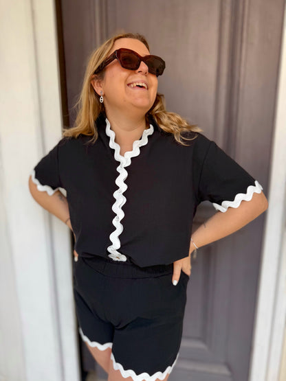 Ensemble noir liseré blanc