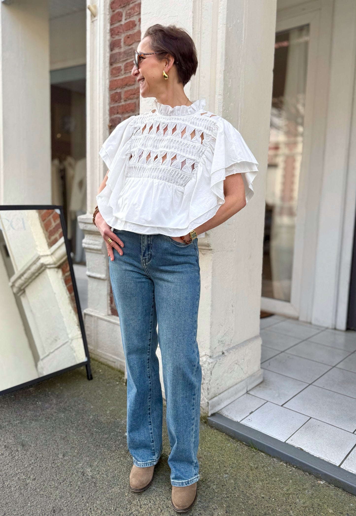 Blouse blanche à volants ouvertures losanges