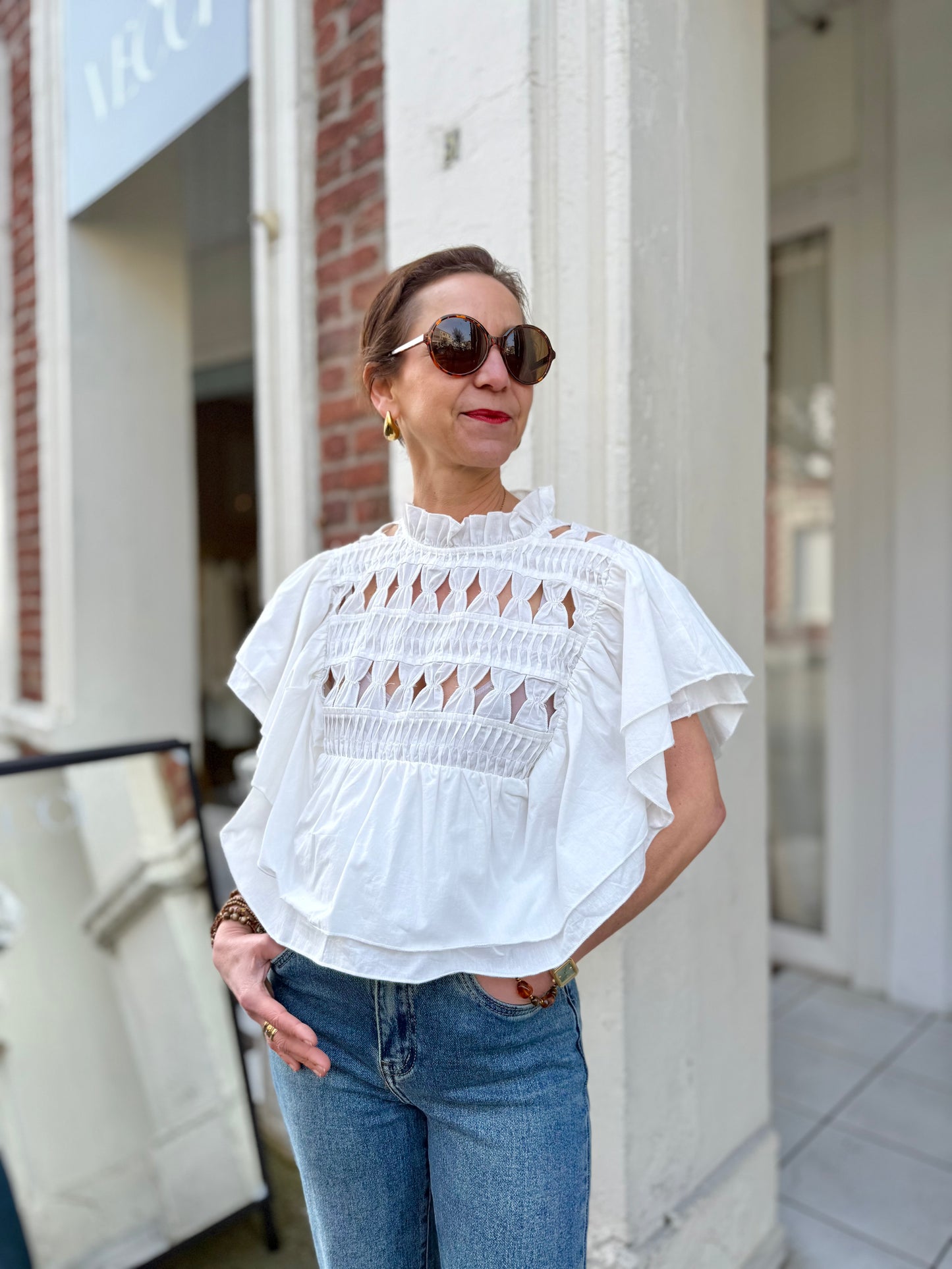 Blouse blanche à volants ouvertures losanges