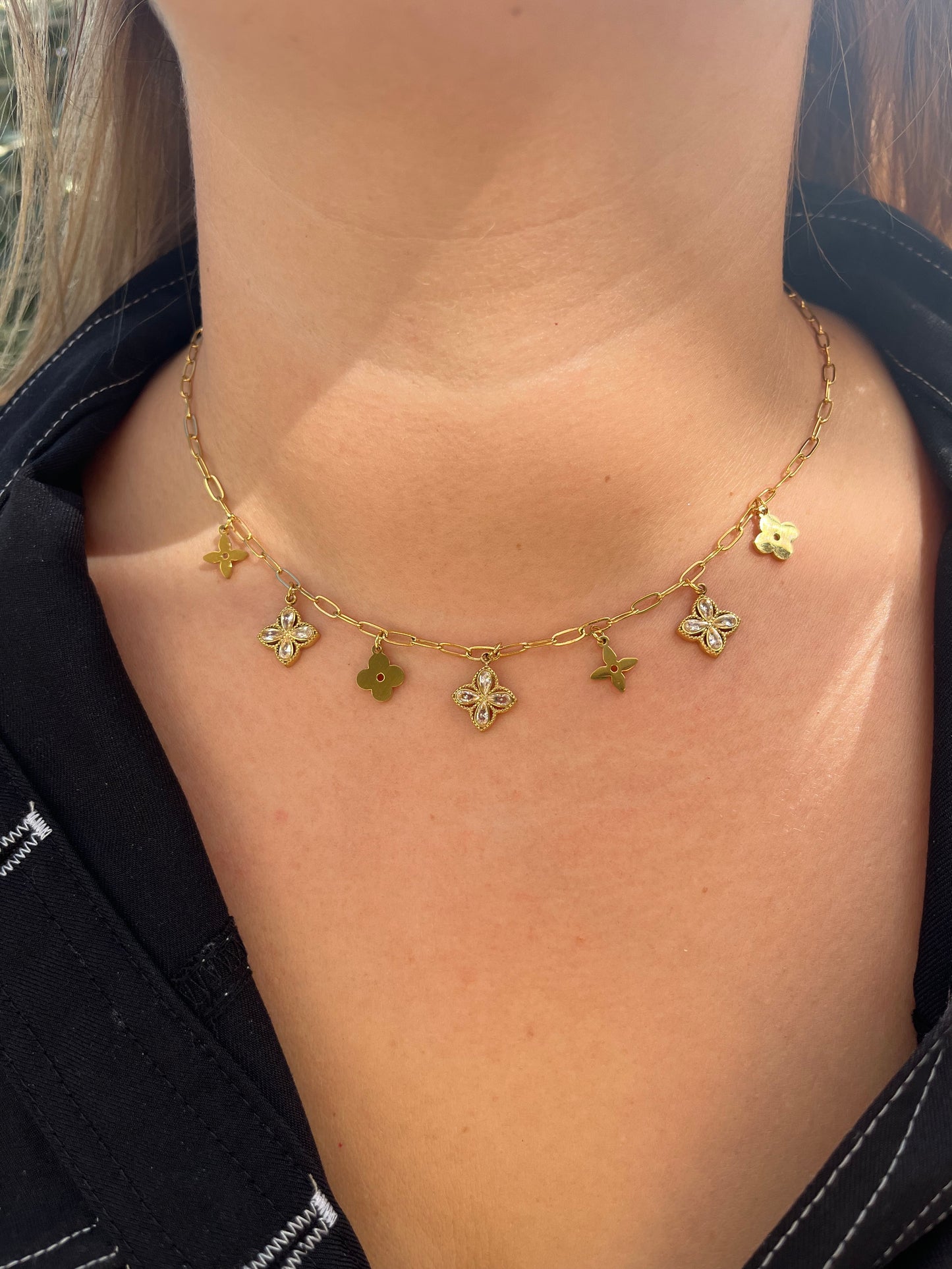 Collier doré breloques charms trèfles