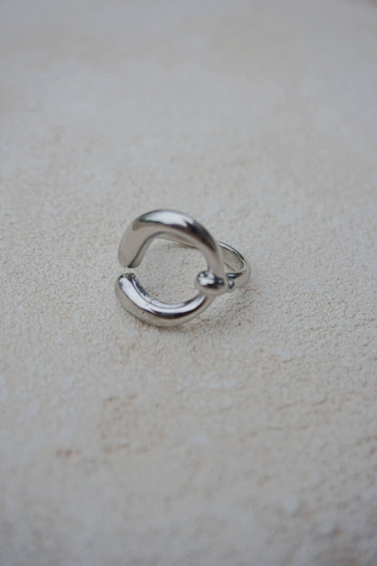 Bague argentée boucle ronde design