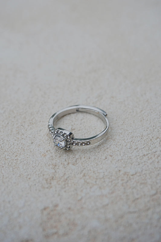 Bague argentée fine carré strass