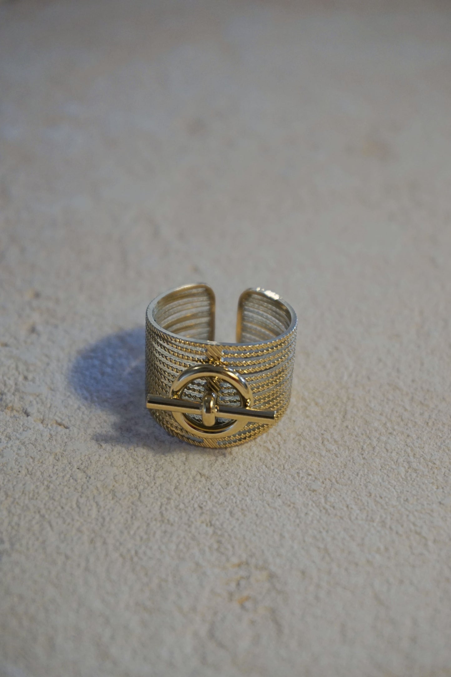 Bague dorée boucle ajourée