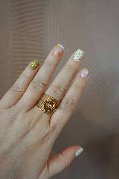 Bague dorée boucle ajourée