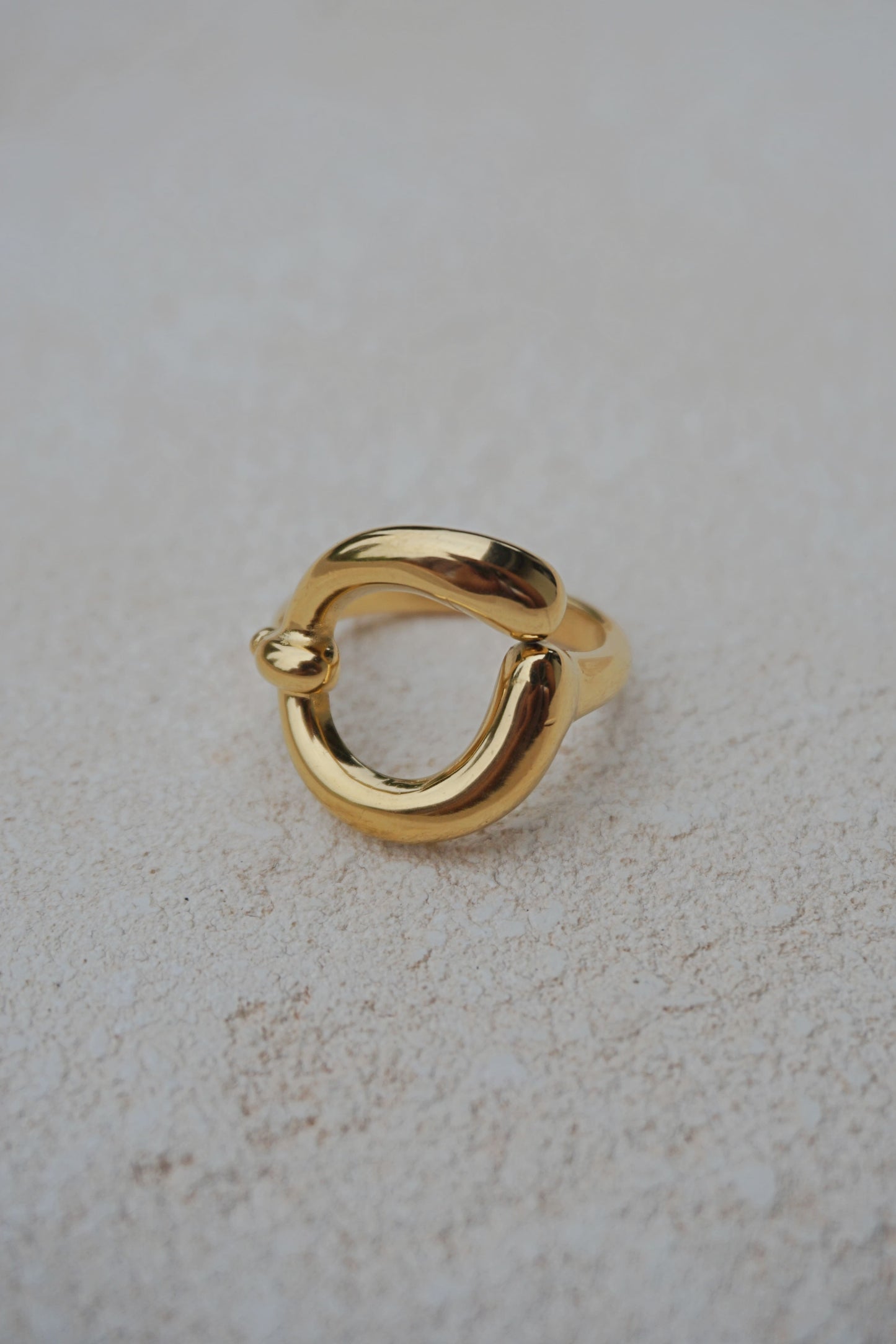 Bague dorée boucle ronde design