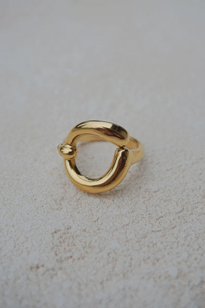 Bague dorée boucle ronde design