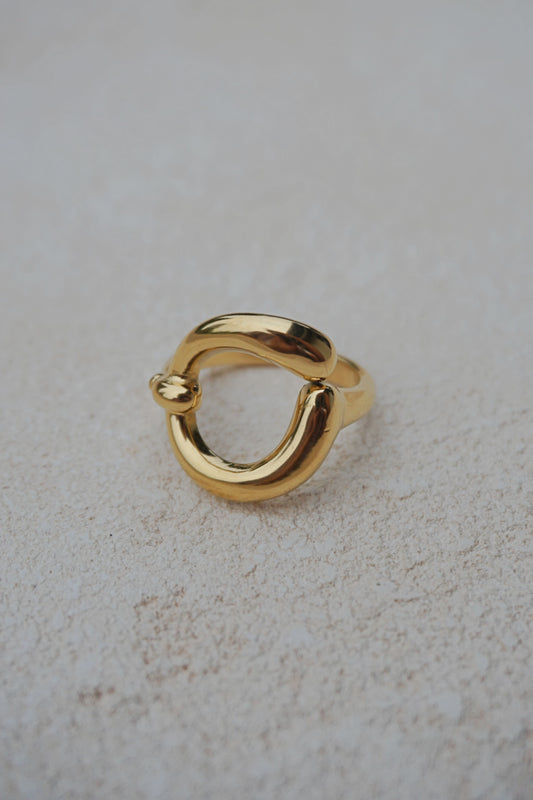 Bague dorée boucle ronde design