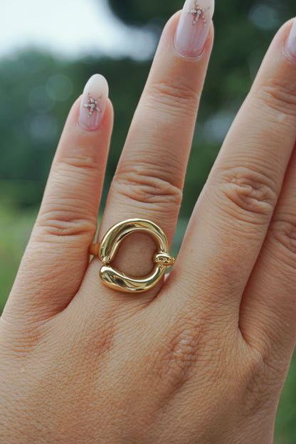 Bague dorée boucle ronde design