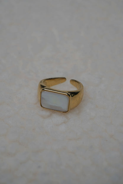 Bague dorée chevalière pierre blanche