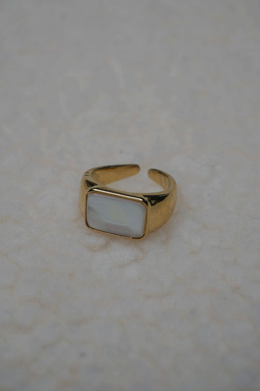Bague dorée chevalière pierre blanche