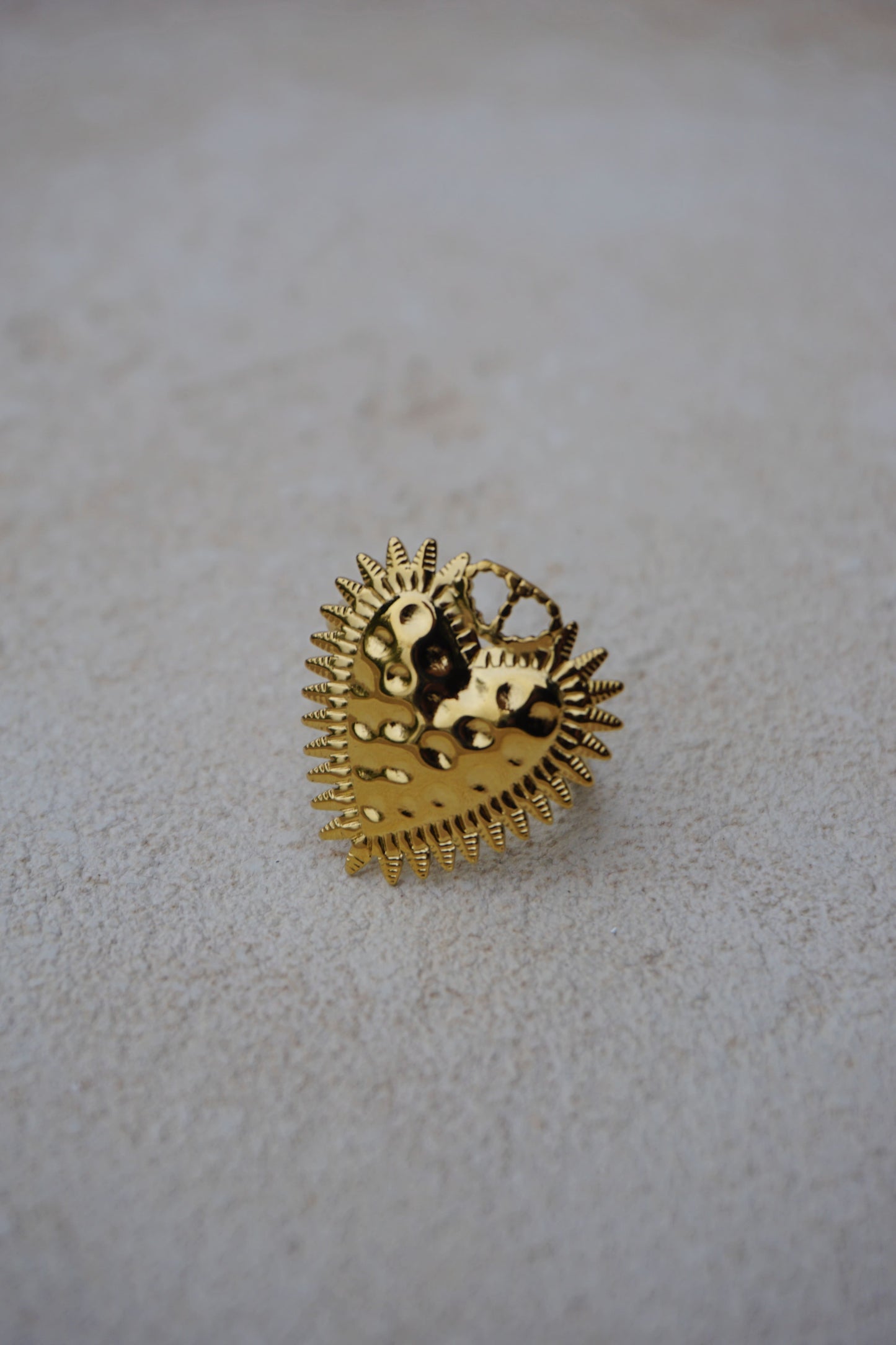 Bague dorée cœur gothique