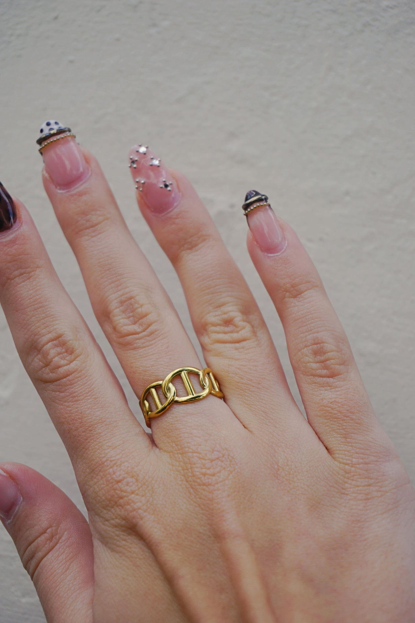 Bague dorée et boucles