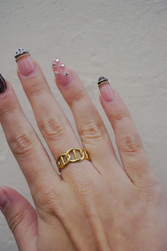 Bague dorée et boucles
