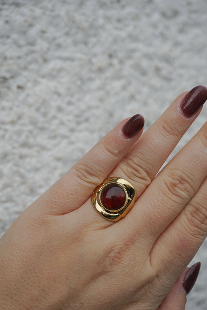 Bague dorée et pierre ambrée
