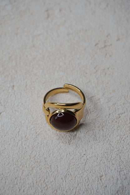 Bague dorée et pierre ambrée