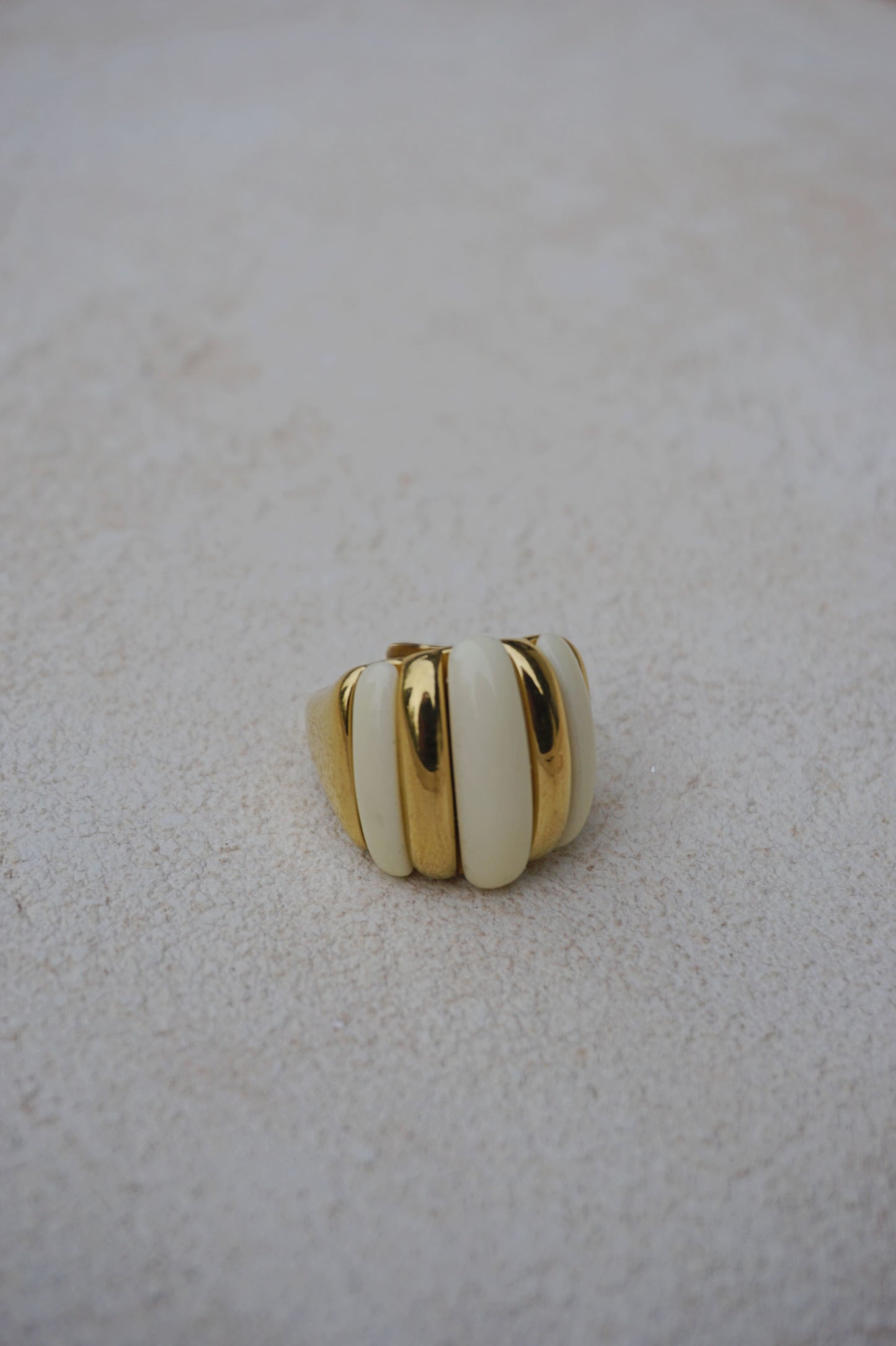 Bague dorée et pierres crèmes