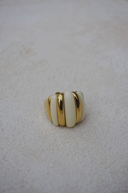 Bague dorée et pierres crèmes