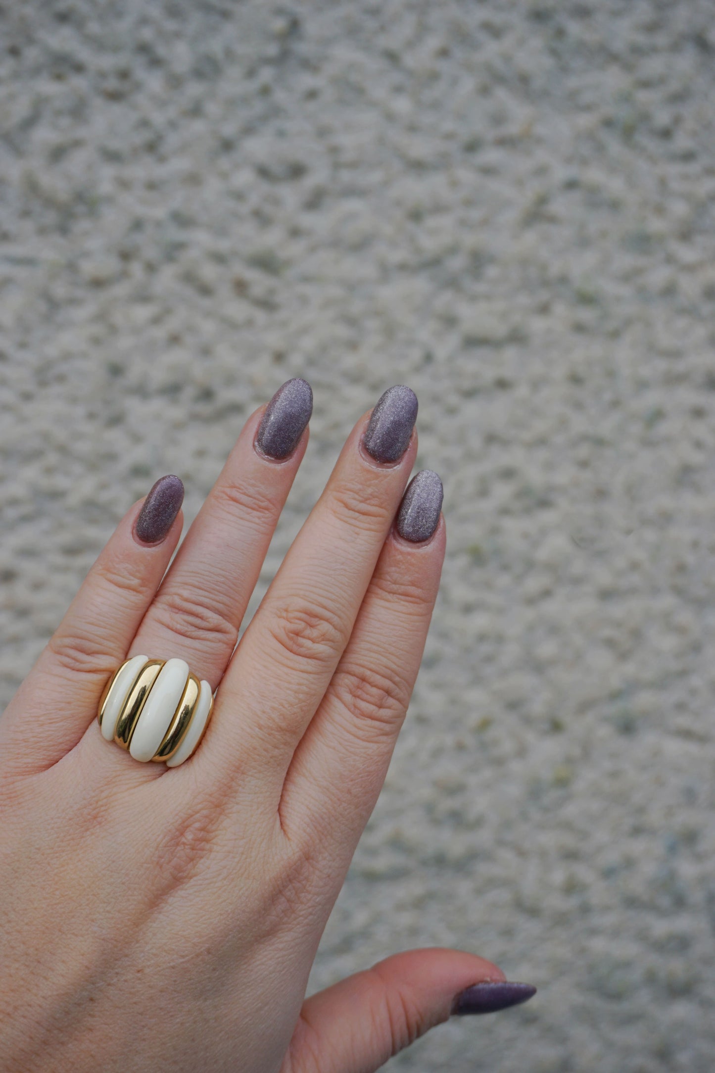 Bague dorée et pierres crèmes