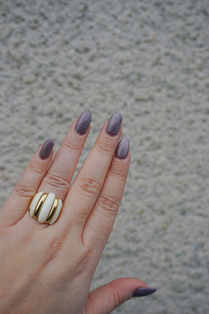 Bague dorée et pierres crèmes