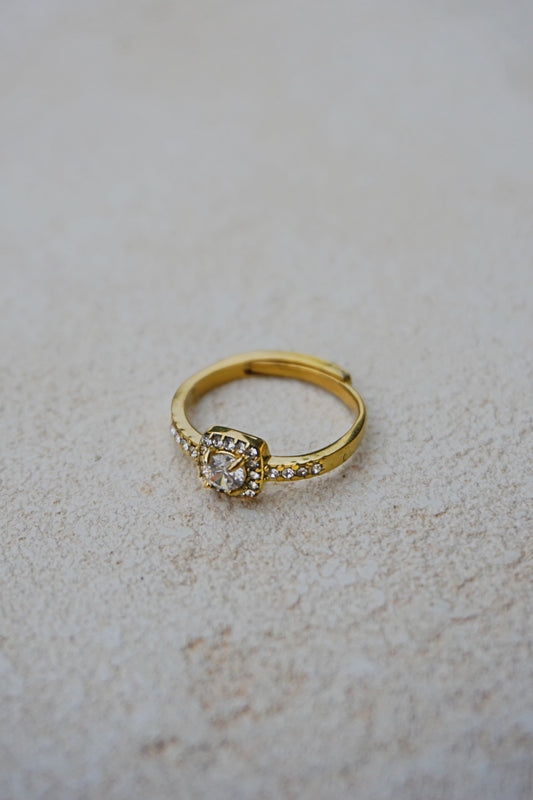 Bague dorée fine carré strass