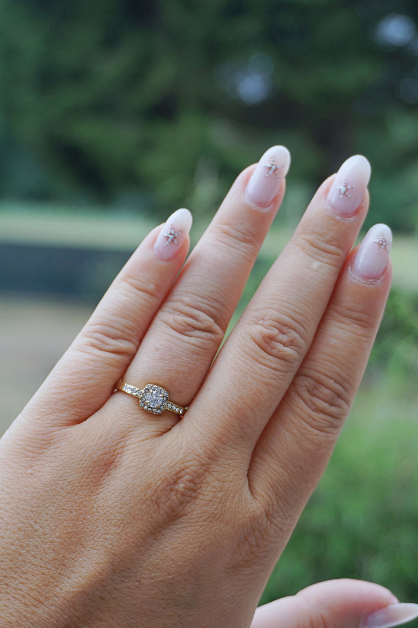Bague dorée fine carré strass