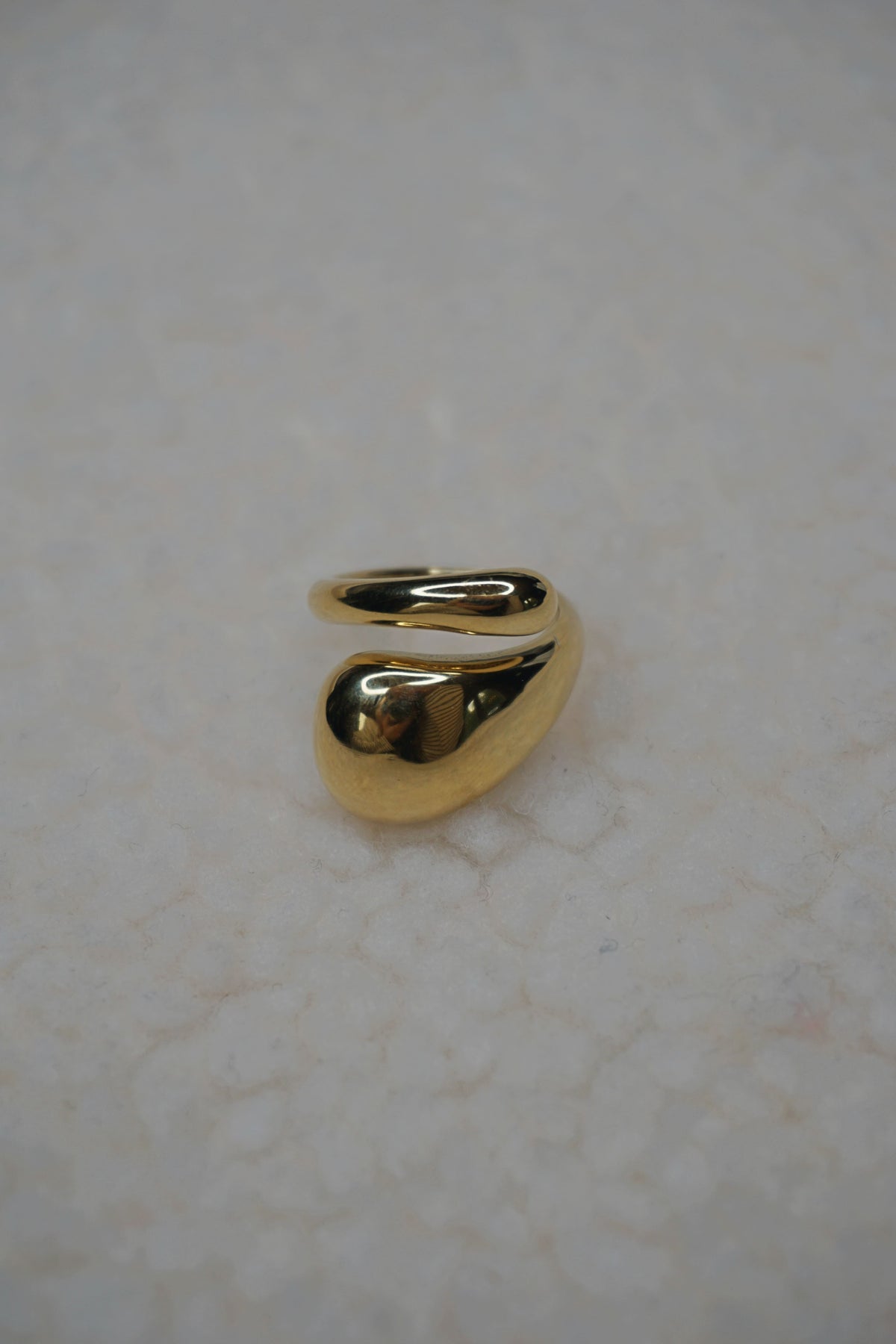 Bague dorée goutte