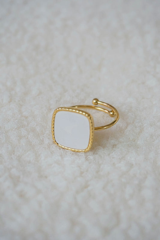 Bague dorée pierre carrée crème