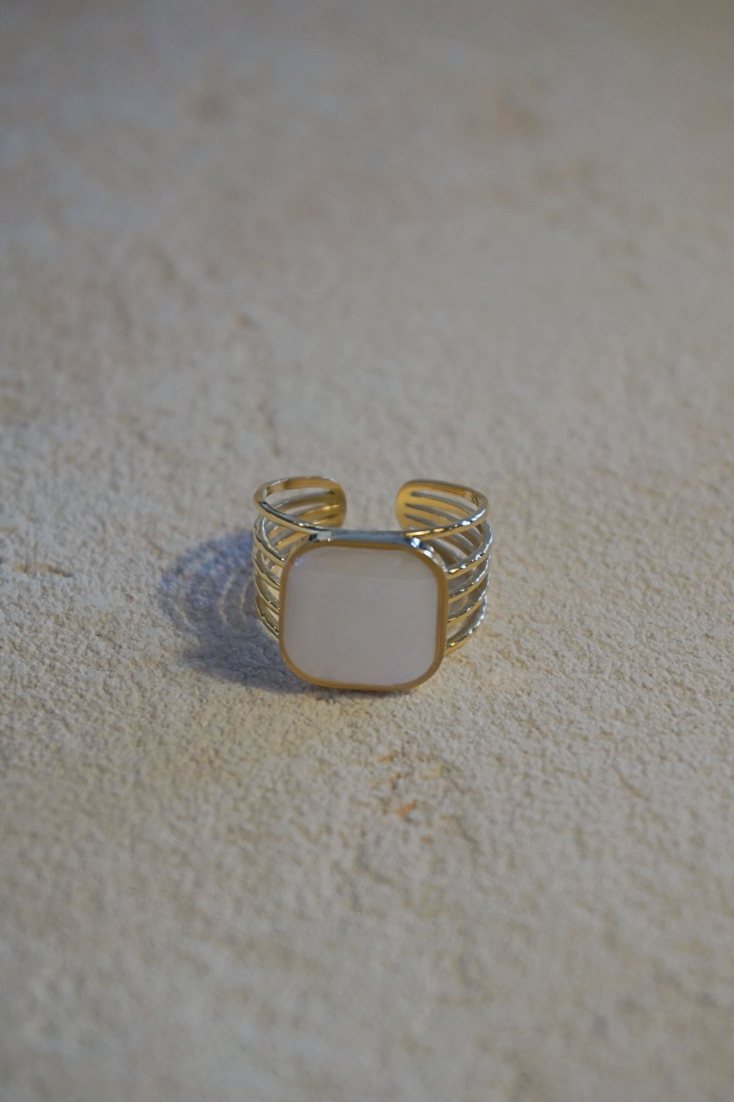 Bague dorée pierre nacre crème