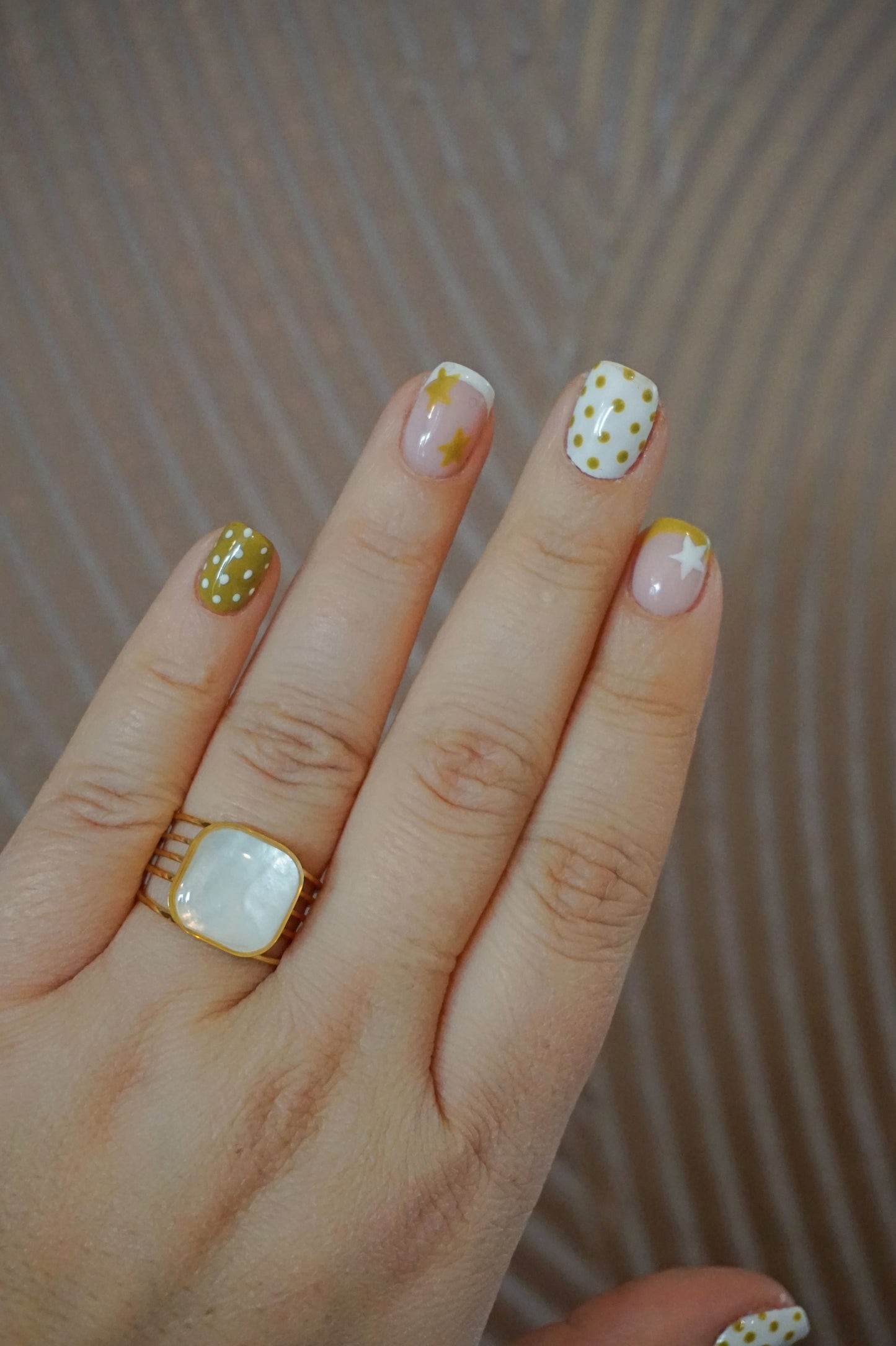 Bague dorée pierre nacre crème