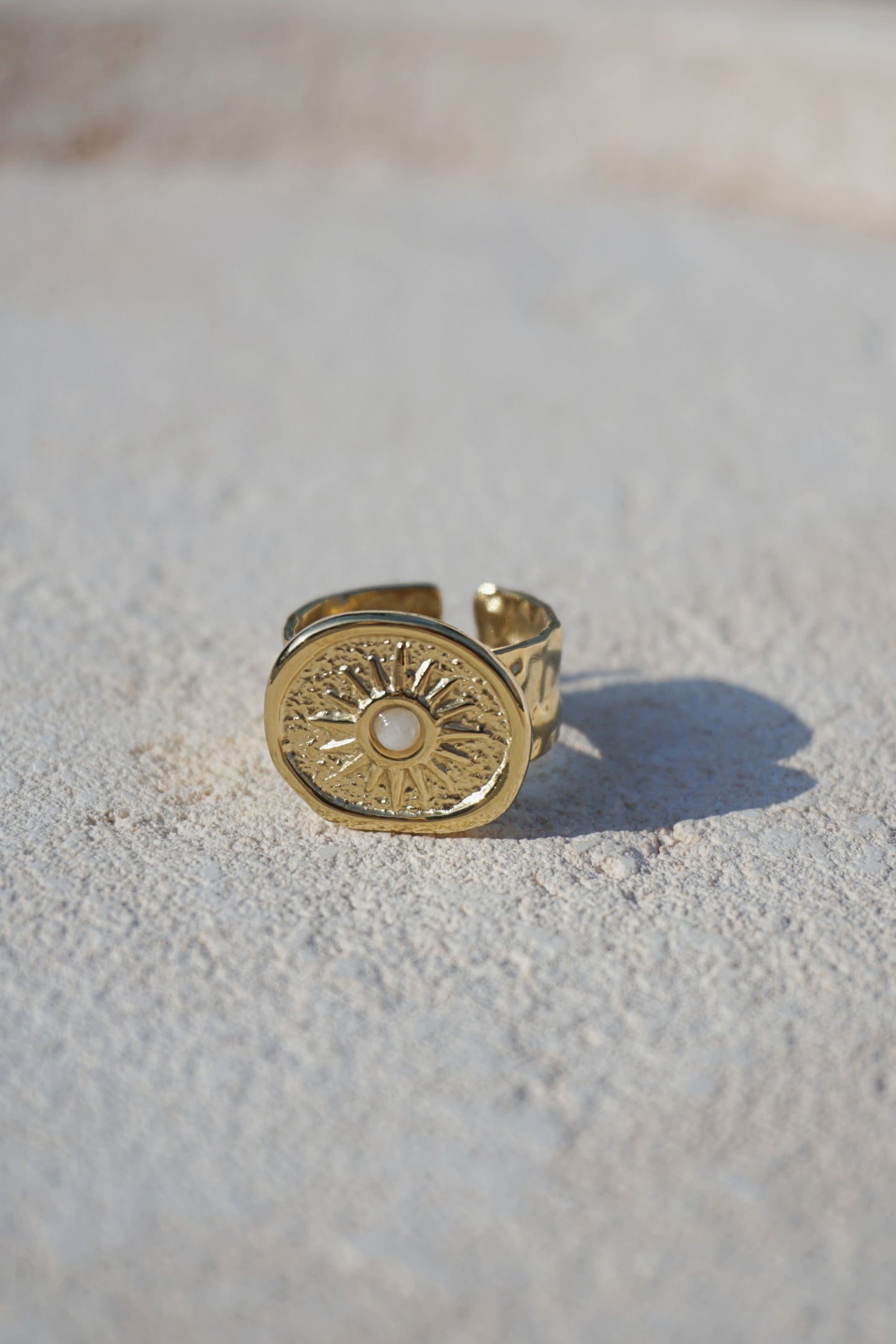 Bague dorée soleil et pierre blanche
