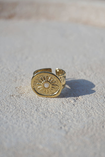 Bague dorée soleil et pierre blanche