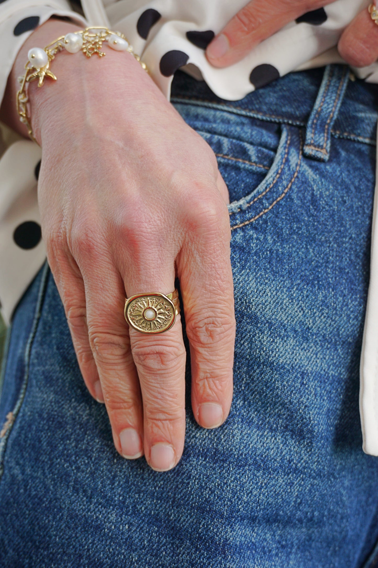 Bague dorée soleil et pierre blanche