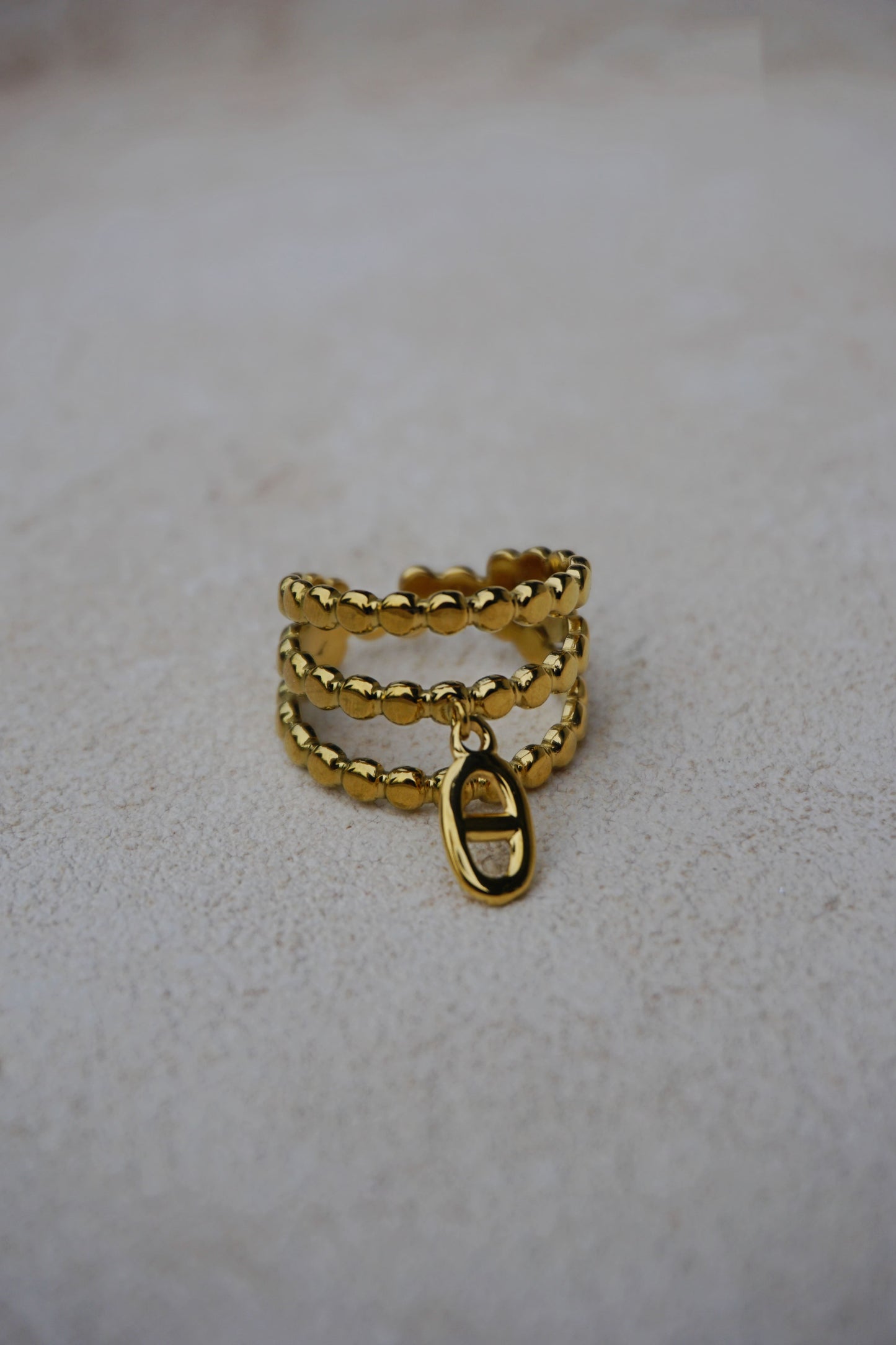 Bague dorée triple et breloque