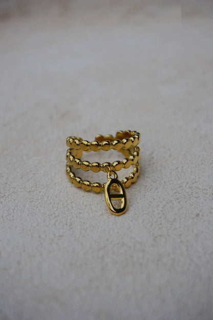 Bague dorée triple et breloque