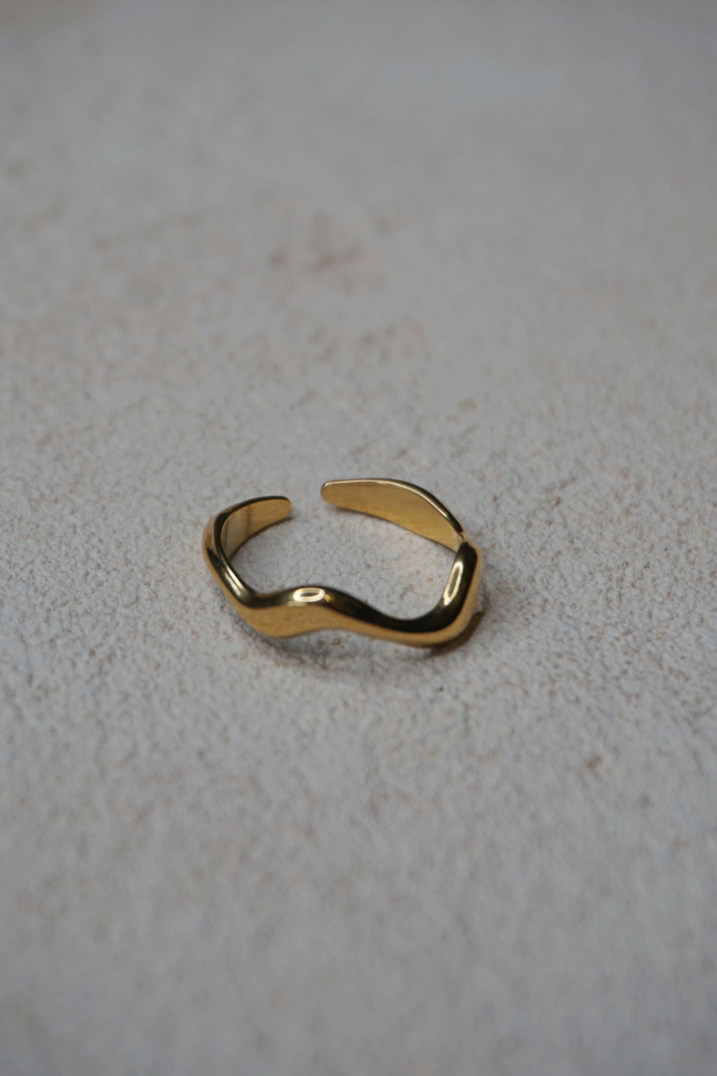 Bague dorée vague