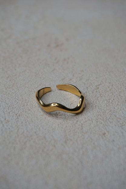 Bague dorée vague