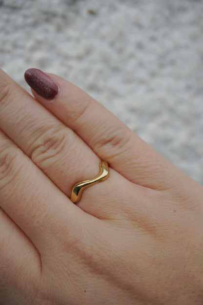 Bague dorée vague