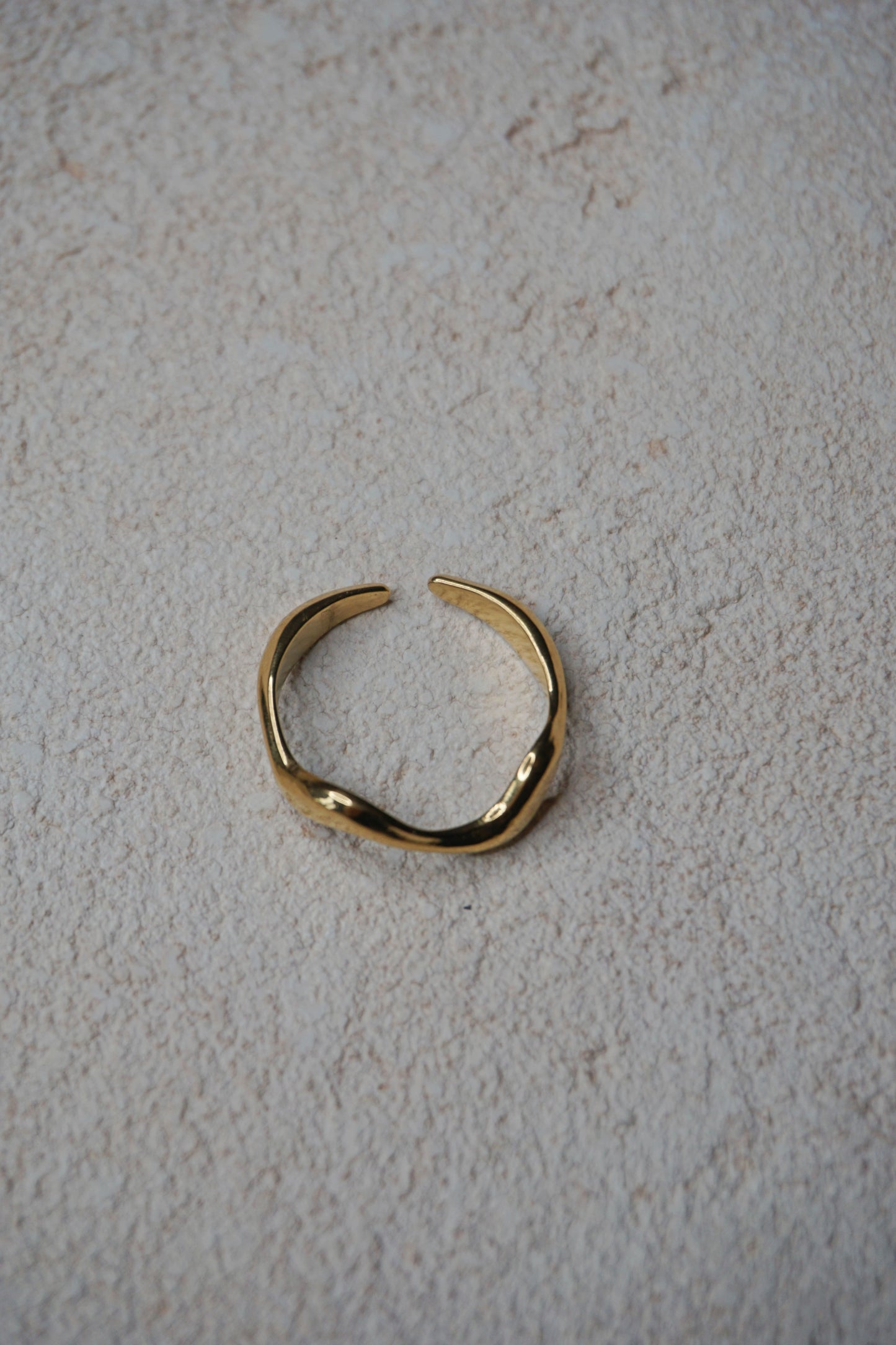 Bague dorée vague